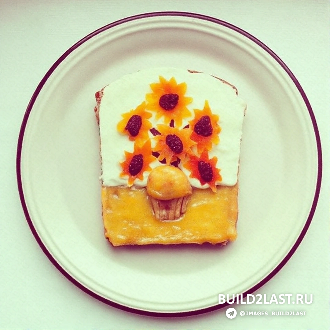 Бутерброд в форме цветка с яркими овощами и зеленью