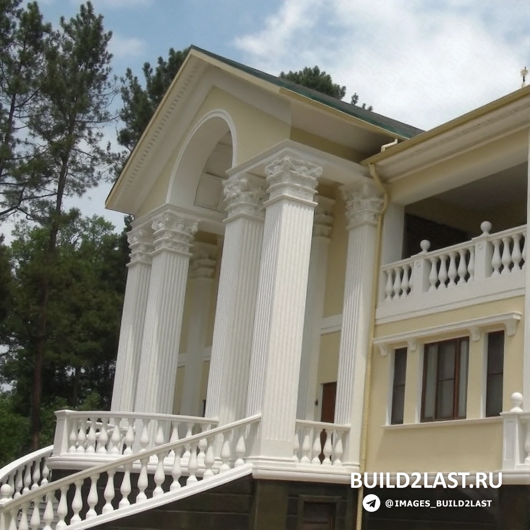 Фасад замка в стиле неоренессанс с лепниной и декоративным покрытием в желтых и розовых тонах