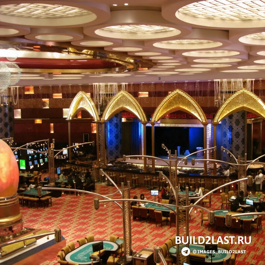 Интерьер отеля Grand Lisboa с фресками, люстрами и элементами био-технологий