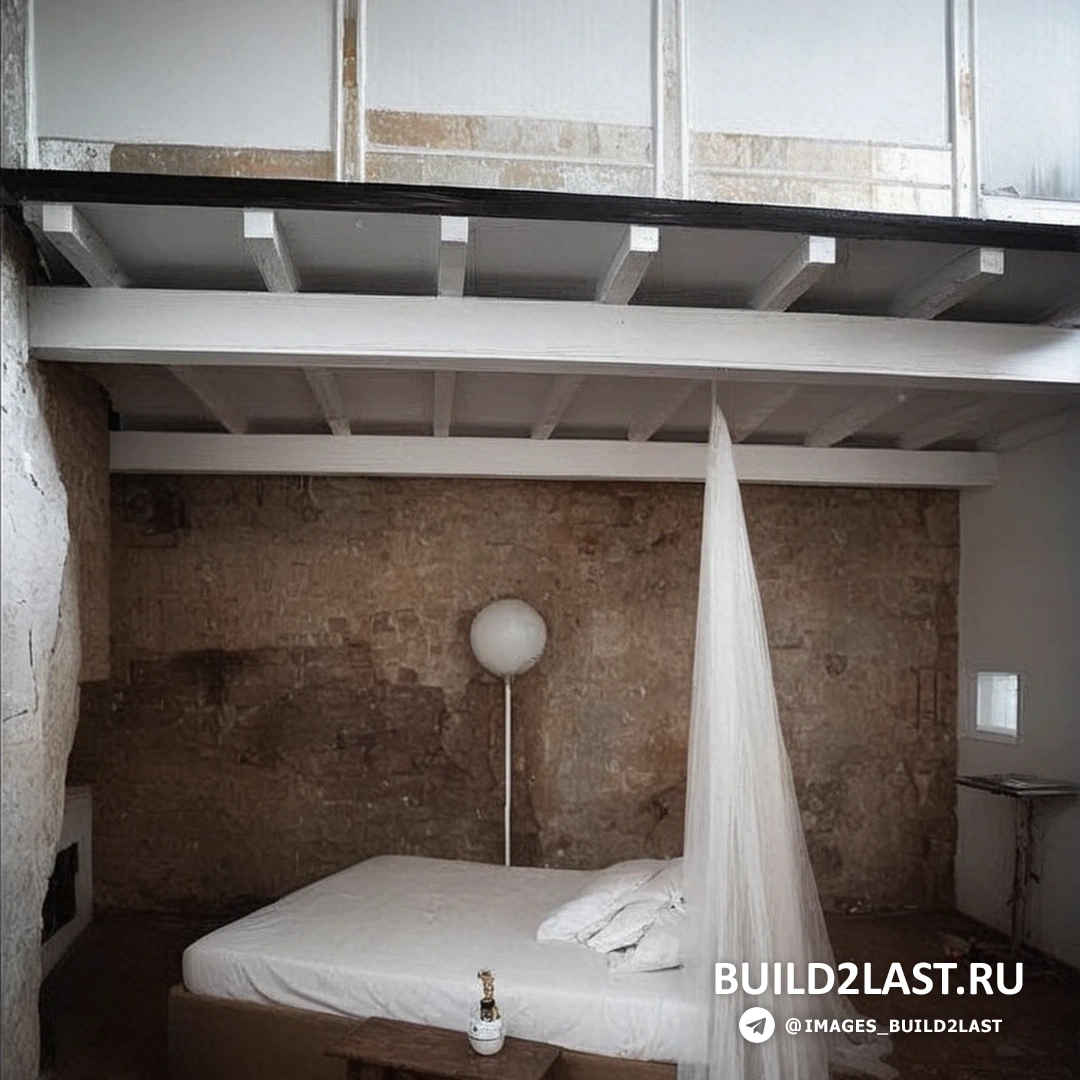 Итальянский стол в элегантной обстановке с предметами искусства и текстиля