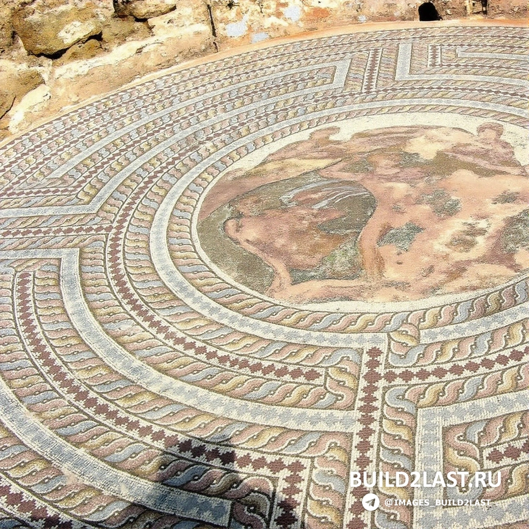 Мозаика из натурального камня на фасаде здания, создающая эффектный внешний вид