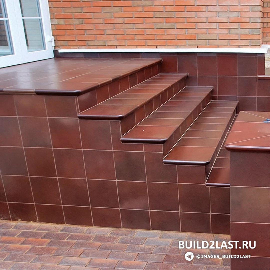 Прочная кирпичная лестница, сочетающая в себе стиль и функциональность