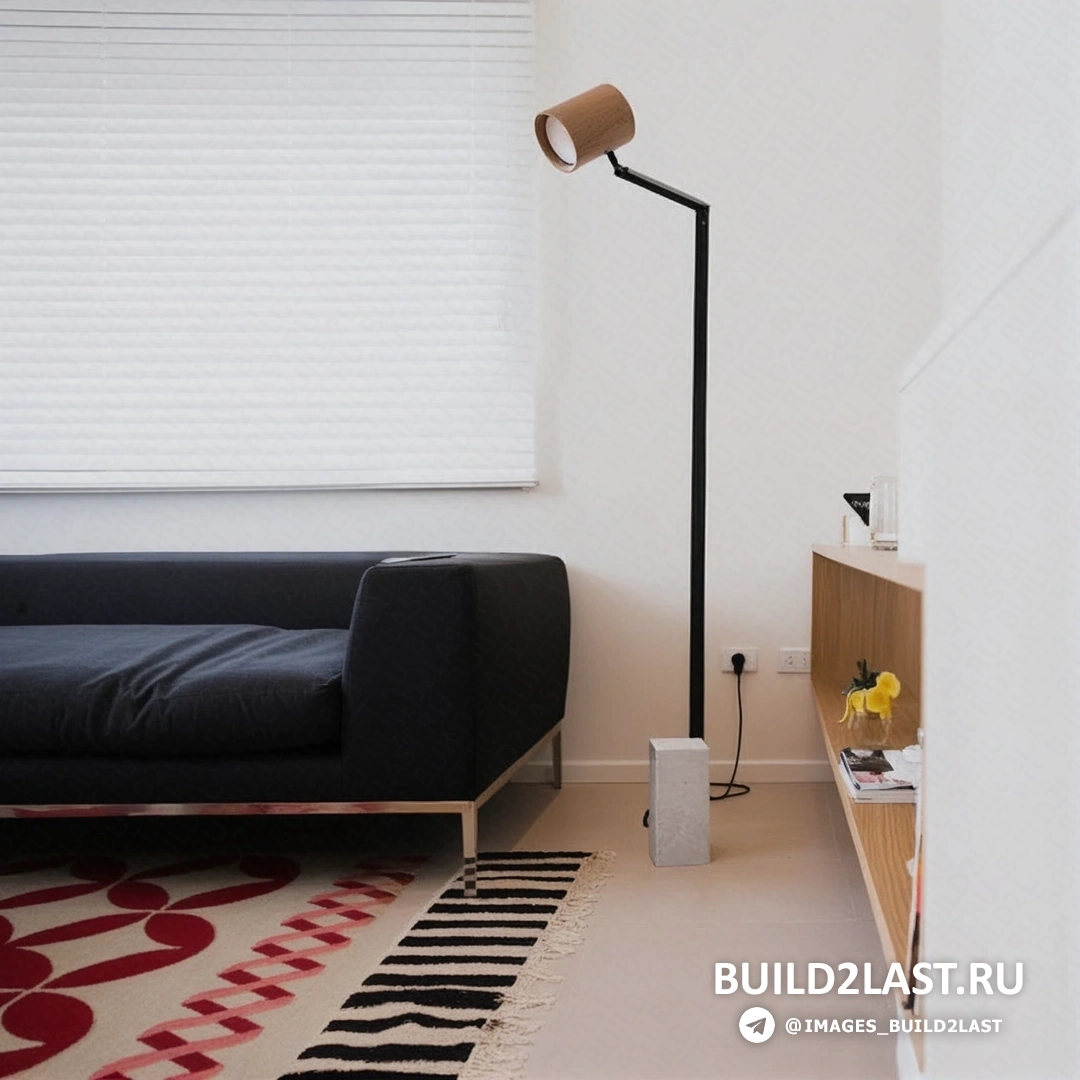 Современная гостиная с торшерами, бра и скандинавскими элементами, включая черные и белые акценты, журнальный столик и стеллажи