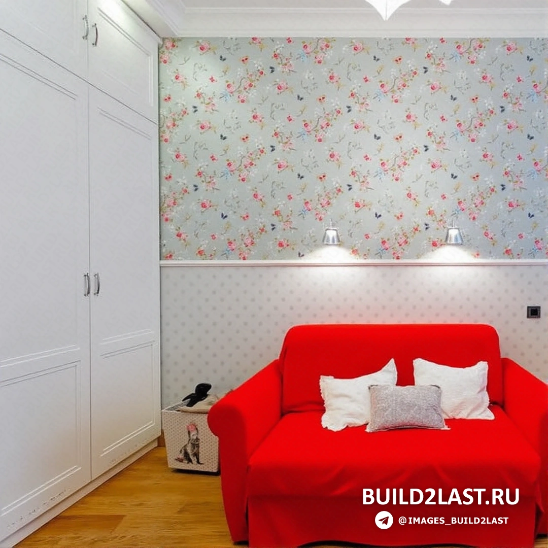 Спальня с обоями в цветочном стиле, голубые, розовые и салатовые оттенки, постельное белье и портьеры