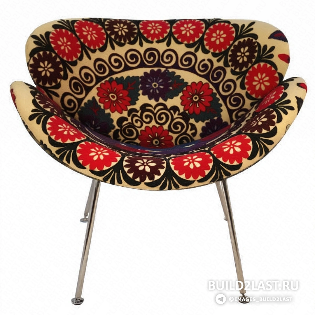 Стул с ярким орнаментом в стиле бохо в интерьере с зелеными растениями.