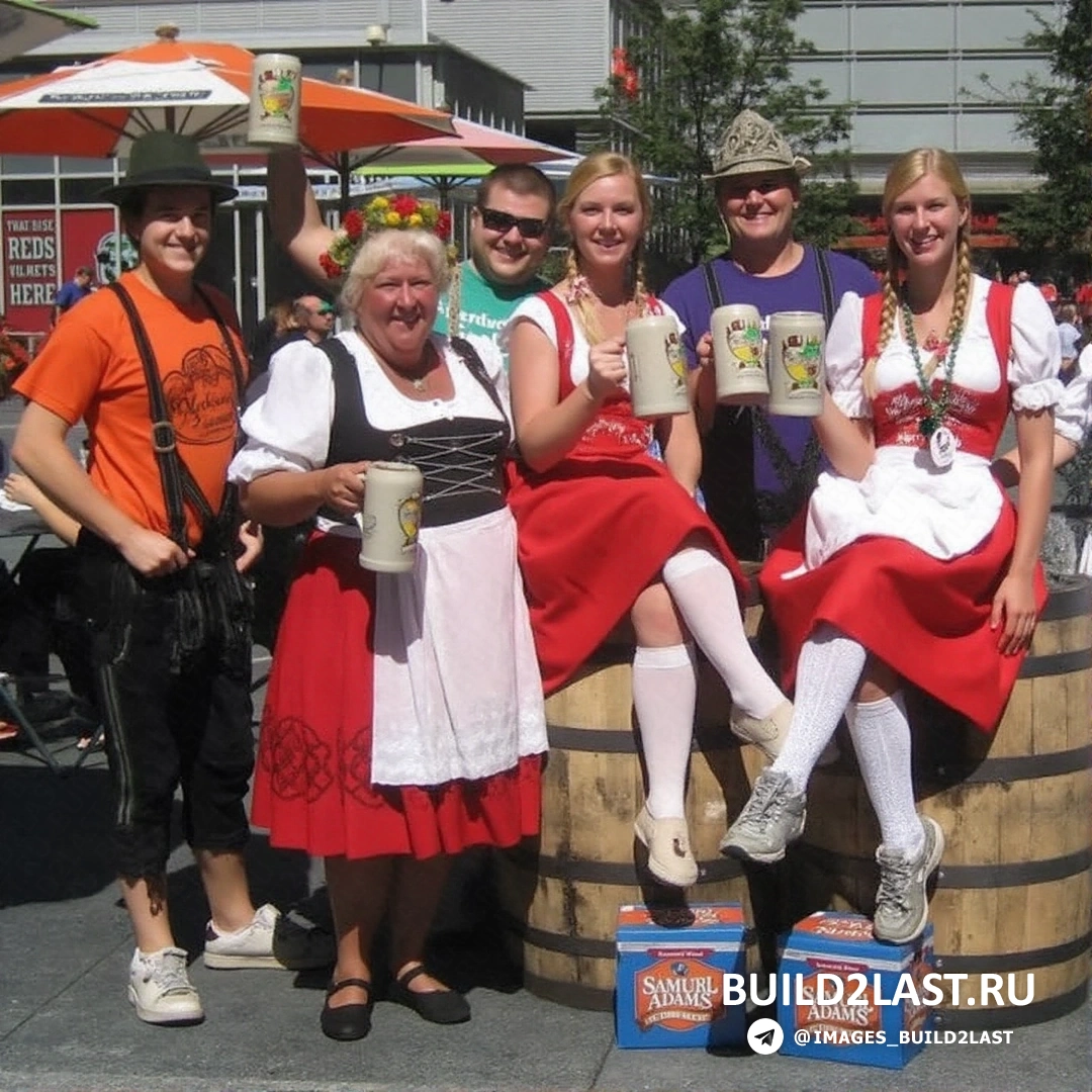 Толпа людей на Октоберфесте наслаждается пивом и музыкой в огромном шатре